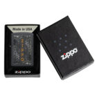 Ο Zippo Logo Filigree Black Matte ξεχωρίζει με το κομψό σχέδιο σε ασημί τόνο και το λογότυπο ZIPPO σε χρυσή απόχρωση στο μπροστινό μέρος.