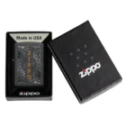Ο Zippo Logo Filigree Black Matte ξεχωρίζει με το κομψό σχέδιο σε ασημί τόνο και το λογότυπο ZIPPO σε χρυσή απόχρωση στο μπροστινό μέρος.