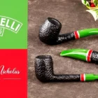 Η σειρά St. Nicholas της Savinelli αποτελεί την ετήσια χριστουγεννιάτικη έκδοση της εταιρείας, μια συλλεκτική παράδοση που ανανεώνεται κάθε Δεκέμβριο.