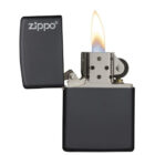 Ο Zippo Classic Black Matte 218 είναι ένα διαχρονικό αξεσουάρ με αναγνωρίσιμο μαύρο ματ φινίρισμα που εκπέμπει στυλ και απλότητα.