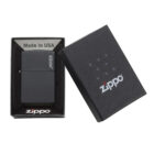 Ο Zippo Classic Black Matte 218 είναι ένα διαχρονικό αξεσουάρ με αναγνωρίσιμο μαύρο ματ φινίρισμα που εκπέμπει στυλ και απλότητα.