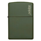 Ο Zippo Classic Green Matte είναι ένα διαχρονικό αξεσουάρ με αναγνωρίσιμο πράσινο ματ φινίρισμα που εκπέμπει στυλ και απλότητα.