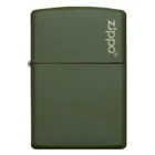 Ο Zippo Classic Green Matte είναι ένα διαχρονικό αξεσουάρ με αναγνωρίσιμο πράσινο ματ φινίρισμα που εκπέμπει στυλ και απλότητα.