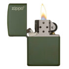 Ο Zippo Classic Green Matte είναι ένα διαχρονικό αξεσουάρ με αναγνωρίσιμο πράσινο ματ φινίρισμα που εκπέμπει στυλ και απλότητα.