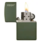 Ο Zippo Classic Green Matte είναι ένα διαχρονικό αξεσουάρ με αναγνωρίσιμο πράσινο ματ φινίρισμα που εκπέμπει στυλ και απλότητα.