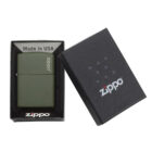 Ο Zippo Classic Green Matte είναι ένα διαχρονικό αξεσουάρ με αναγνωρίσιμο πράσινο ματ φινίρισμα που εκπέμπει στυλ και απλότητα.