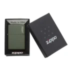 Ο Zippo Classic Green Matte είναι ένα διαχρονικό αξεσουάρ με αναγνωρίσιμο πράσινο ματ φινίρισμα που εκπέμπει στυλ και απλότητα.