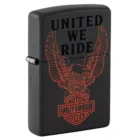 Η Zippo αποτυπώνει τη δύναμη και την ελευθερία της Harley-Davidson με το εμβληματικό σχέδιο του αετού και την επιγραφή “United We Ride”.