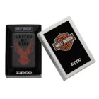Η Zippo αποτυπώνει τη δύναμη και την ελευθερία της Harley-Davidson με το εμβληματικό σχέδιο του αετού και την επιγραφή “United We Ride”.