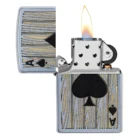 Η Zippo παρουσιάζει το εμβληματικό χαρτί της τράπουλας, τον Άσο Σπαθί (Ace of Spades), σε ένα καλαίσθητο φόντο ξύλινης υφής.