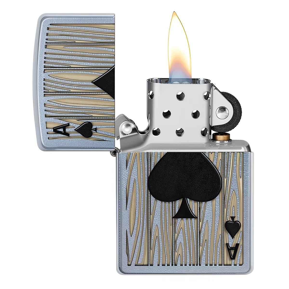 Η Zippo παρουσιάζει το εμβληματικό χαρτί της τράπουλας, τον Άσο Σπαθί (Ace of Spades), σε ένα καλαίσθητο φόντο ξύλινης υφής.