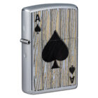Η Zippo παρουσιάζει το εμβληματικό χαρτί της τράπουλας, τον Άσο Σπαθί (Ace of Spades), σε ένα καλαίσθητο φόντο ξύλινης υφής.