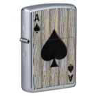 Η Zippo παρουσιάζει το εμβληματικό χαρτί της τράπουλας, τον Άσο Σπαθί (Ace of Spades), σε ένα καλαίσθητο φόντο ξύλινης υφής.