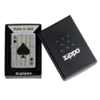 Η Zippo παρουσιάζει το εμβληματικό χαρτί της τράπουλας, τον Άσο Σπαθί (Ace of Spades), σε ένα καλαίσθητο φόντο ξύλινης υφής.