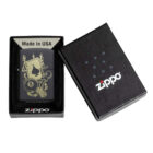 Ο Zippo Gambling Design είναι ένας αυθεντικός αναπτήρας Zippo με ξεχωριστή συλλεκτική αισθητική, εμπνευσμένη από τον κόσμο της τύχης και του παιχνιδιού.