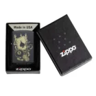 Ο Zippo Gambling Design είναι ένας αυθεντικός αναπτήρας Zippo με ξεχωριστή συλλεκτική αισθητική, εμπνευσμένη από τον κόσμο της τύχης και του παιχνιδιού.