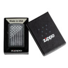 Ο Zippo Iron Stone – Stars & Stripes είναι ένας αναπτήρας με ξεχωριστή ρετρό-πατριωτική αισθητική. Φέρει την αμερικανική σημαία σε φόντο «Iron Stone».