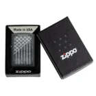 Ο Zippo Iron Stone – Stars & Stripes είναι ένας αναπτήρας με ξεχωριστή ρετρό-πατριωτική αισθητική. Φέρει την αμερικανική σημαία σε φόντο «Iron Stone».