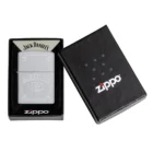 Zippo με το εμβληματικό στυλ του Jack Daniel’s “Old No. 7”. Ένας αναπτήρας με την παράδοση της μαύρης ετικέτας και έναν elegant χαρακτήρα.