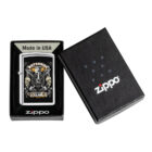 Ο Zippo Vintage Motorbike Poster αποτίει φόρο τιμής στη γοητεία της κλασικής μοτοσικλέτας, με ένα σχέδιο εμπνευσμένο από παλιές αφίσες και ρετρό αισθητική.