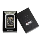 Ο Zippo Vintage Motorbike Poster αποτίει φόρο τιμής στη γοητεία της κλασικής μοτοσικλέτας, με ένα σχέδιο εμπνευσμένο από παλιές αφίσες και ρετρό αισθητική.