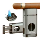 3-Jet αναπτήρας Cigarol με ενσωματωμένο πουροκόφτη V-cut σε όμορφο ασημί χρώμα. Το καπάκι του χρησιμεύει και σαν βάση πούρου.