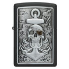 Ο Zippo Skull Anchor Emblem ξεχωρίζει με την εντυπωσιακή του εμφάνιση: πάνω σε μαύρη ματ επιφάνεια παρουσιάζεται ανάγλυφο έμβλημα με κρανίο και άγκυρα.