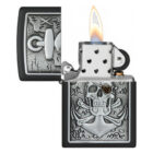 Ο Zippo Skull Anchor Emblem ξεχωρίζει με την εντυπωσιακή του εμφάνιση: πάνω σε μαύρη ματ επιφάνεια παρουσιάζεται ανάγλυφο έμβλημα με κρανίο και άγκυρα.