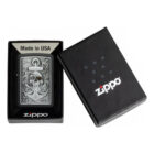 Ο Zippo Skull Anchor Emblem ξεχωρίζει με την εντυπωσιακή του εμφάνιση: πάνω σε μαύρη ματ επιφάνεια παρουσιάζεται ανάγλυφο έμβλημα με κρανίο και άγκυρα.