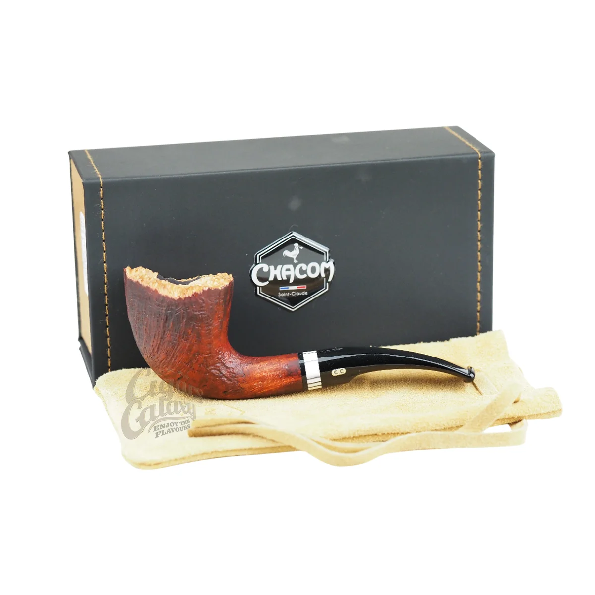 Η Chacom Pipe of the Year 2025 αποτελεί μία από τις πιο εκλεπτυσμένες δημιουργίες της παραδοσιακής γαλλικής εταιρείας. Κατασκευασμένη στο Saint-Claude.
