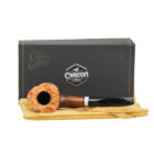 Η Chacom Pipe of the Year 2025 αποτελεί μία από τις πιο εκλεπτυσμένες δημιουργίες της παραδοσιακής γαλλικής εταιρείας. Κατασκευασμένη στο Saint-Claude.