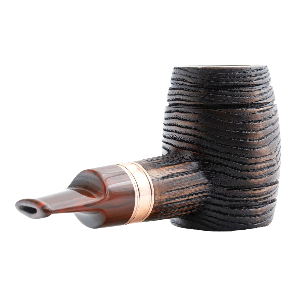 Η Devil’s Cut G Brown είναι μια πίπα με μοναδικό σχεδιασμό, εμπνευσμένη από τα βαρέλια ουίσκι. Είναι κατασκευασμένη από νοτιοαμερικανική φλαμουριά.