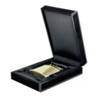 Ο Ronson Nostalgia Gold Satin αποτελεί φόρο τιμής στην ιστορία της Ronson, που το 1913 παρουσίασε έναν από τους πρώτους αναπτήρες υγρού καυσίμου.