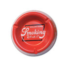 Μεταλλικό σταχτοδοχείο από τη Smoking, που διαθέτει 3 θέσεις για τσιγάρα με διάμετρο 15 εκατοστά. Σε κόκκινο χρώμα και το χαρακτηριστικό logo της εταιρίας.