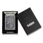 Ο Zippo Skull & Angel Emblem (49442) ξεχωρίζει με το εντυπωσιακό του σχέδιο, συνδυάζοντας gothic στοιχεία με μοντέρνα αισθητική.