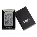 Ο Zippo Skull & Angel Emblem (49442) ξεχωρίζει με το εντυπωσιακό του σχέδιο, συνδυάζοντας gothic στοιχεία με μοντέρνα αισθητική.