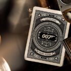 Η συλλεκτική τράπουλα James Bond Premium Playing Cards αποτυπώνει την κομψότητα και το διαχρονικό κύρος της θρυλικής κινηματογραφικής σειράς του James Bond.