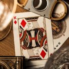 Η συλλεκτική τράπουλα James Bond Premium Playing Cards αποτυπώνει την κομψότητα και το διαχρονικό κύρος της θρυλικής κινηματογραφικής σειράς του James Bond.