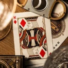 Η συλλεκτική τράπουλα James Bond Premium Playing Cards αποτυπώνει την κομψότητα και το διαχρονικό κύρος της θρυλικής κινηματογραφικής σειράς του James Bond.