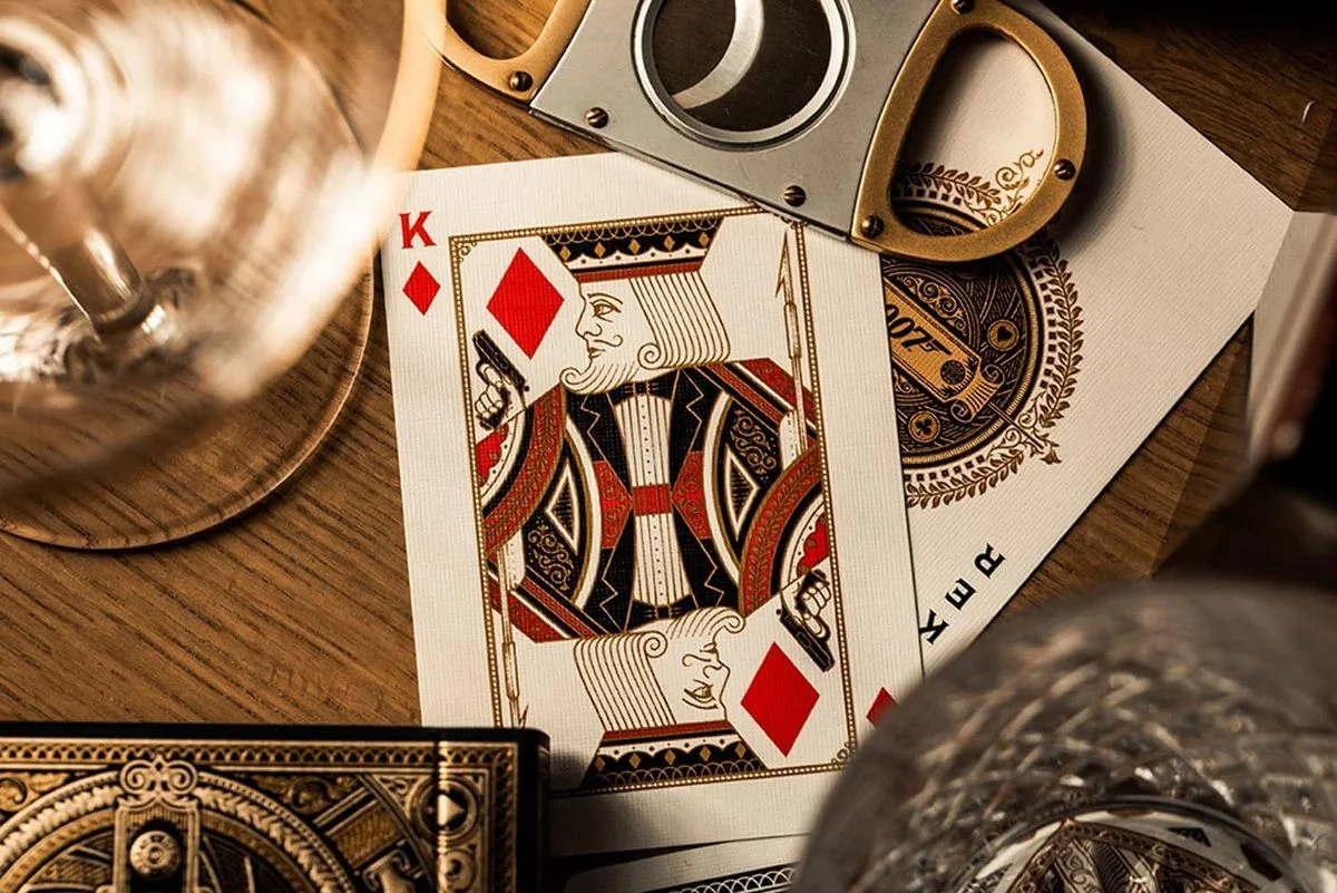 Η συλλεκτική τράπουλα James Bond Premium Playing Cards αποτυπώνει την κομψότητα και το διαχρονικό κύρος της θρυλικής κινηματογραφικής σειράς του James Bond.