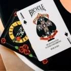 Η συλλεκτική τράπουλα Bicycle Guns N’ Roses Appetite for Destruction φέρνει την ενέργεια ενός από τα πιο εμβληματικά άλμπουμ της rock ιστορίας στο τραπέζι.