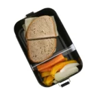 Το TROIKA BLACK BOX XL Lunch Box προσφέρει άφθονο χώρο για ένα μεγάλο γεύμα ή ακόμη και για ένα ελαφρύ μεσημεριανό δύο ατόμων.