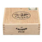 Το Tatuaje Fausto προσφέρει ένα τολμηρό και πολυσύνθετο γευστικό προφίλ. Παρουσιάστηκε το 2011 και βασίζεται στο παλαιότερο blend T110 του Pete Johnson.